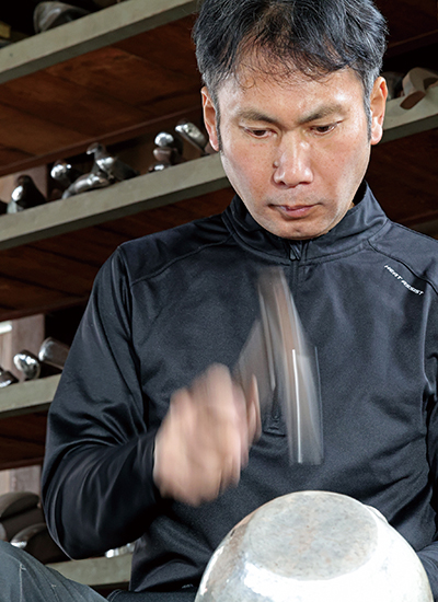 作業を行う石高和弘